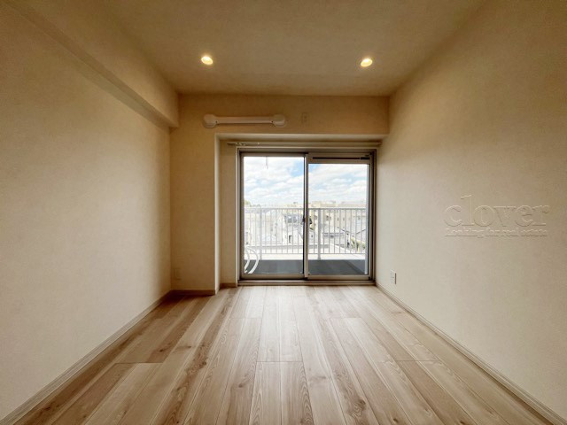 【外観】 | 砧フラワーマンション | 青空によく映える建物です。手入れの行き届いた外壁やマンション正面エントランスなど、綺麗な姿をぜひ一度、現地にてご覧ください。～即日のご見学可能～　お問合せはお気軽にどうぞ。
