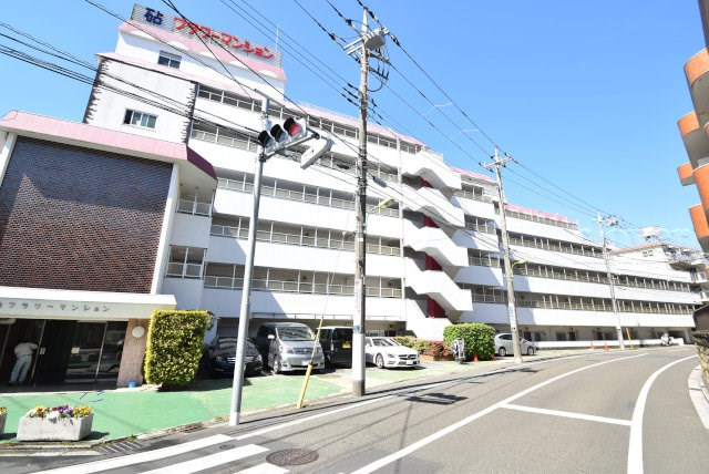 【エントランス】 | 砧フラワーマンション | お客様を、そして住人を出迎えてくれるマンションのエントランス。ゴミが落ちていないことからも、管理状態の良さや住民の節度の高さが見て取れます。～即日のご見学可能～　お問合せはお気軽にどうぞ。
