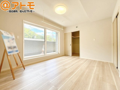【寝室】 | 駿河区池田　新築戸建　2号棟 | バルコニーに面したお部屋なので、布団などの大きなものも楽々干せます♪