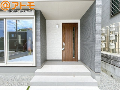 【玄関】 | 駿河区池田　新築戸建　2号棟 | 落ち着いた色合いの玄関はダブルロックで防犯性に優れた仕様になっています♪