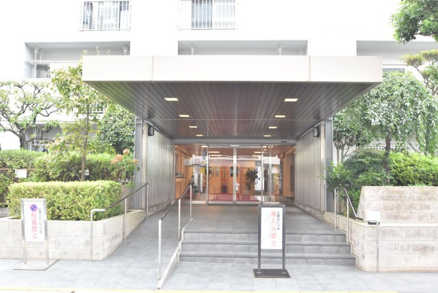 【エントランス】 | 東建第２上町マンション | お客様を、そして住人を出迎えてくれるマンションのエントランス。ゴミが落ちていないことからも、管理状態の良さや住民の節度の高さが見て取れます。～即日のご見学可能～　お問合せはお気軽にどうぞ。
