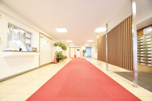 【ロビー】 | 東建第２上町マンション | 広々としたエントランスホール。入口の門をくぐった先にある、開放感と清潔感をあわせもつ空間です。お客様をお出迎えする際の、ロビーの役割も果たします。～即日のご見学可能～　お問合せはお気軽にどうぞ。
