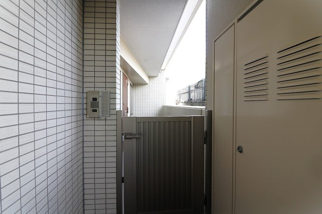 【玄関】 | イニシア鶴見パークウエスト | 玄関、広々専用ポーチ付きです♪