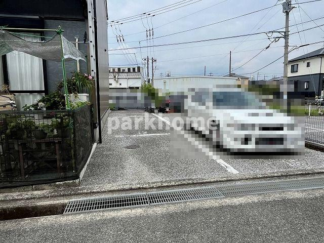 エステート六泉寺 B棟の駐車場|駐車場があるので、車を買う予定の方も安心です