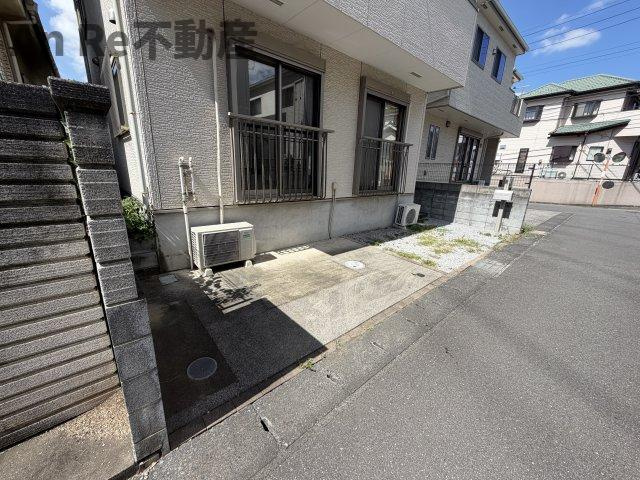 太陽光付源左衛門貸家の駐車場
