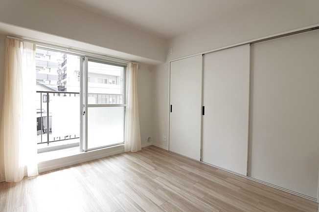 【子供部屋】 | 日商岩井野江マンション | 【洋室5.6帖】バルコニーに面したお部屋です☆