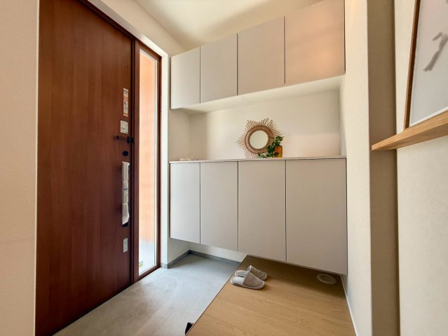 南国市篠原　新築一戸建ての玄関|家族全員の靴をすっきり収納できる大容量シューズボックス。いつでも綺麗な玄関をキープできます。
