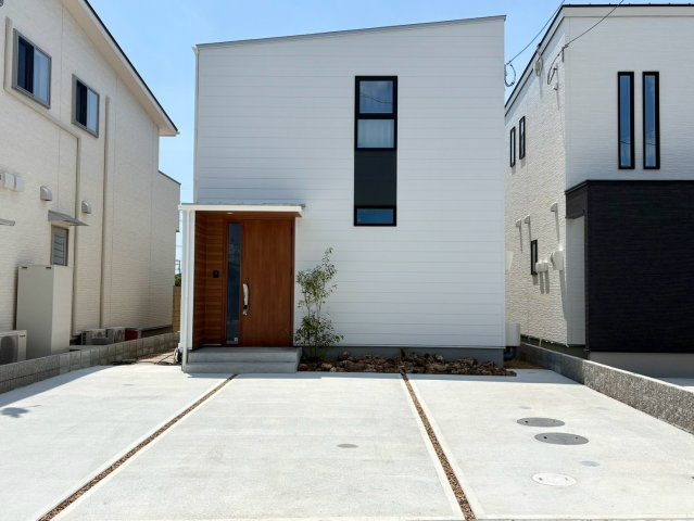 南国市篠原　新築一戸建ての外観|白を基調としたシンプルモダンな外観。温かみのある木目調ドアが上質なアクセントに。
