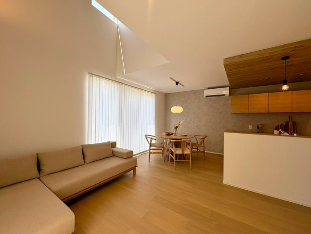 南国市篠原　新築一戸建ての居間・リビング|自然光が差し込む広々としたLDK。家族が集まり、笑顔があふれる心地よいリビング空間です。