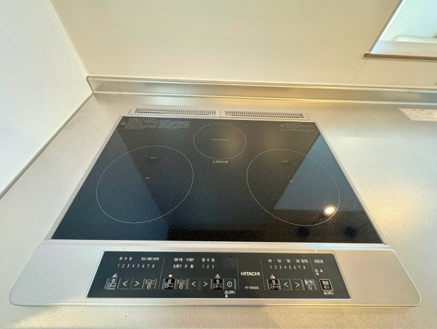 南国市篠原　新築一戸建てのキッチン|お手入れラクラクなIHクッキングヒーター。火を使わない安全設計で料理もスピーディーに。