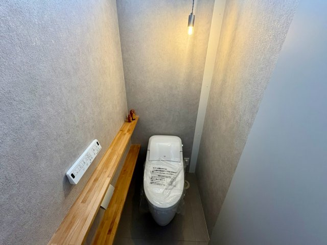 南国市篠原　新築一戸建てのトイレ|温かみのある間接照明が包み込む上質なトイレ空間。木のぬくもりを感じながら快適に過ごせます。