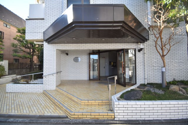 【エントランス】 | ルーバンハイツ武蔵野 | オートロックを備えた、マンションのエントランス。やはりセキュリティの観点は欠かすことができません。皆様を“安全”に送り出し、出迎えてくれます。～即日のご見学可能～　お問合せはお気軽にどうぞ。
