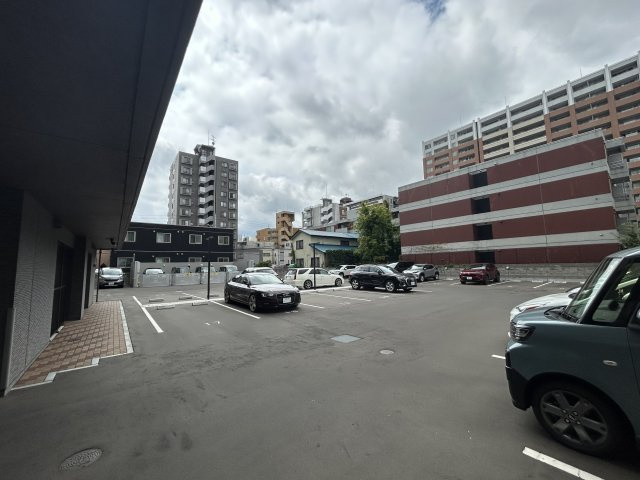 クレアホームズ琴似中央の駐車場