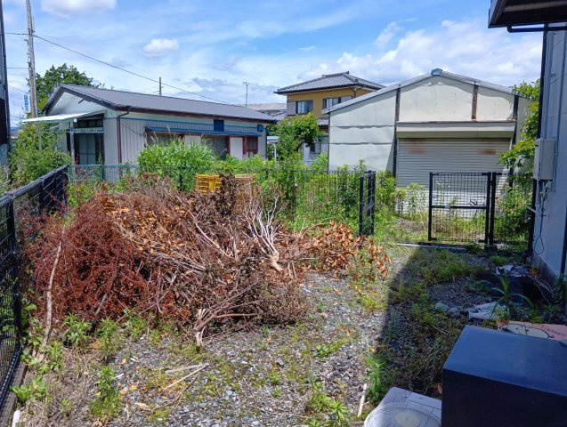 売中古戸建　富士市松岡の庭|裏手に広い敷地が広がっています。家庭菜園やガーデニングなど、さまざまな用途で活用できます。