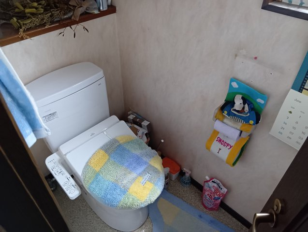 売中古戸建　富士市松岡のトイレ|トイレ背面に棚があるのでトイレットペーパーの予備や芳香剤が置けます。