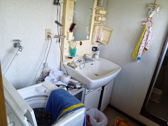 売中古戸建　富士市松岡の独立洗面台|独立洗面台があるので収納スペースも多くあります。鏡もあるので朝の支度にも便利です。