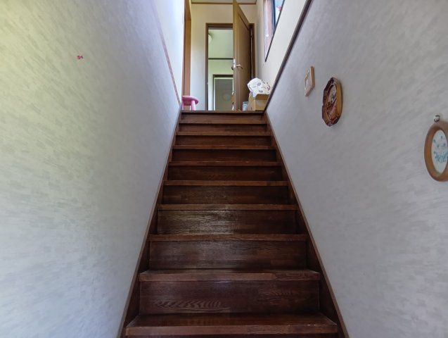売中古戸建　富士市松岡の内装|ストレート階段なのでシンプルな見た目です。上部に窓があるので明るくなっています。