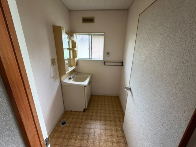豊前市塔田 ３LDK 中古一戸建ての独立洗面台