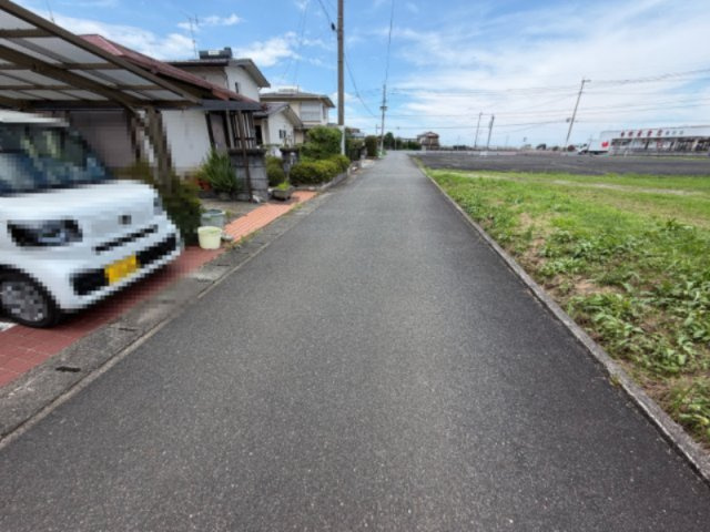 豊前市塔田 ３LDK 中古一戸建ての前面道路含む現地写真