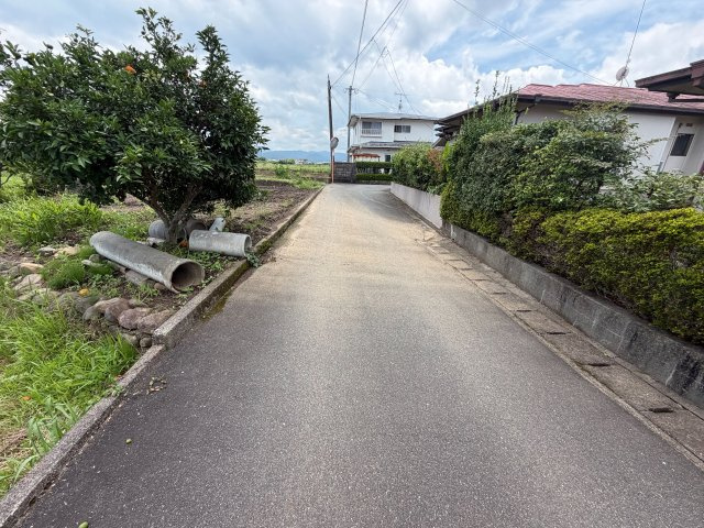 豊前市塔田 ３LDK 中古一戸建ての前面道路含む現地写真