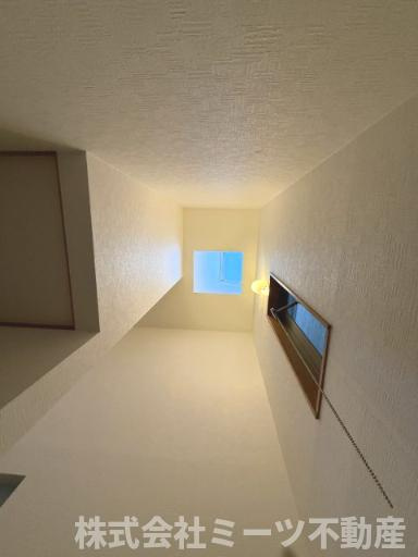 花園東町3丁目　中古戸建の内装|随所に窓があり採光が取れます♪