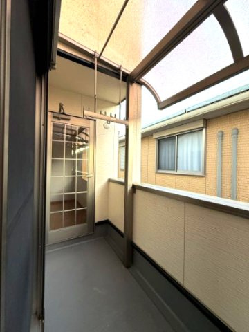 花園東町3丁目　中古戸建のバルコニー|屋根があるので雨の日も安心♪