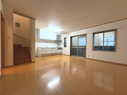 花園東町3丁目　中古戸建の居間・リビング|北側と南側に窓がある二面採光LDK♪