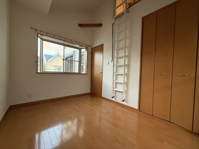 花園東町3丁目　中古戸建の洋室|勾配天井で開放感のあるロフトがある5.3帖洋室