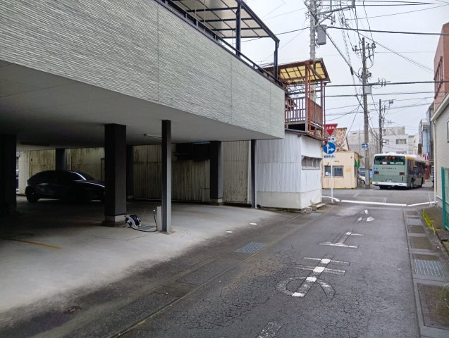 売中古戸建　富士市吉原4丁目の前面道路含む現地写真|吉原中央駅バスターミナルまで徒歩1分です。通勤・通学に便利です。