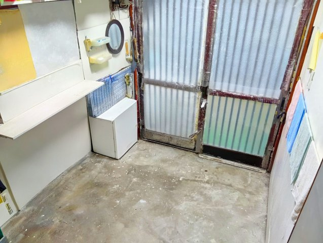 売中古戸建　富士市吉原4丁目の玄関|玄関は引き戸なので荷物の出し入れが楽です。風の入れ替えも出来て便利です。