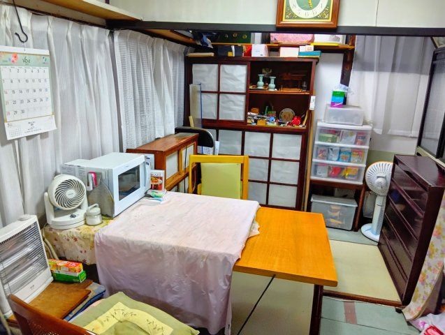 売中古戸建　富士市吉原4丁目の居間・リビング|キッチン横がダイニングになっています。窓も多く明るいので家族団欒の楽しい時間が過ごせそうですね。