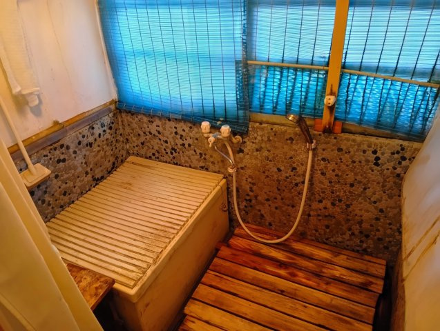 売中古戸建　富士市吉原4丁目の浴室|窓があるので明るい室内です。シンプルで使い勝手の良いお風呂です。
