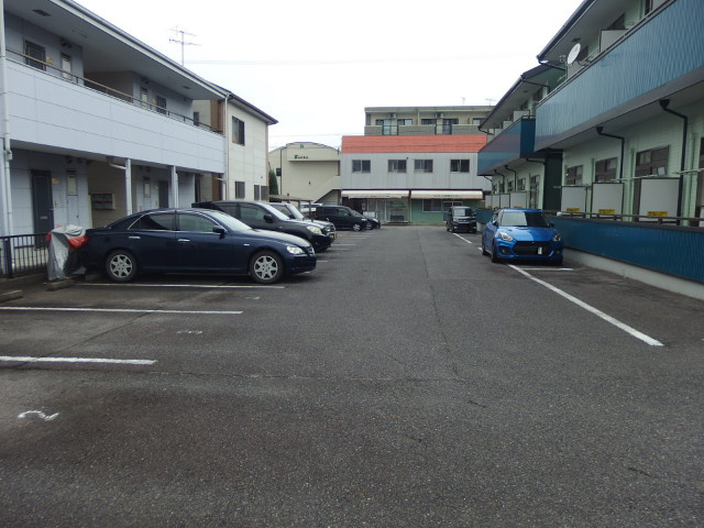 ラセーヌ柴田の駐車場