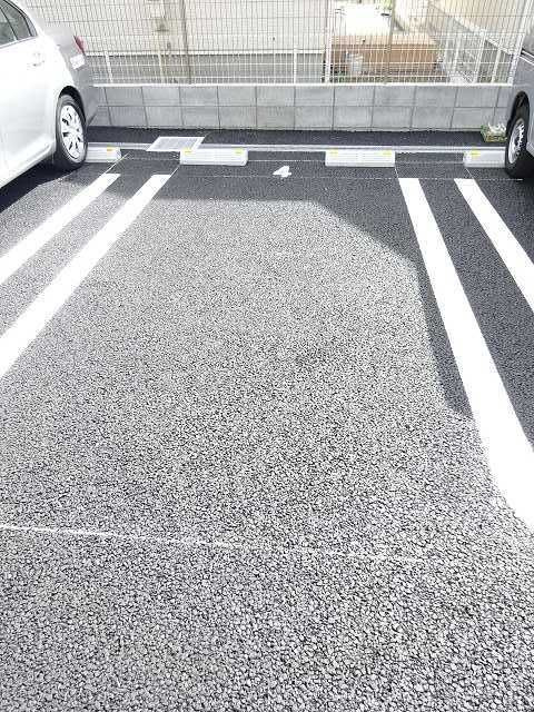 アライブ　ジュネスの駐車場