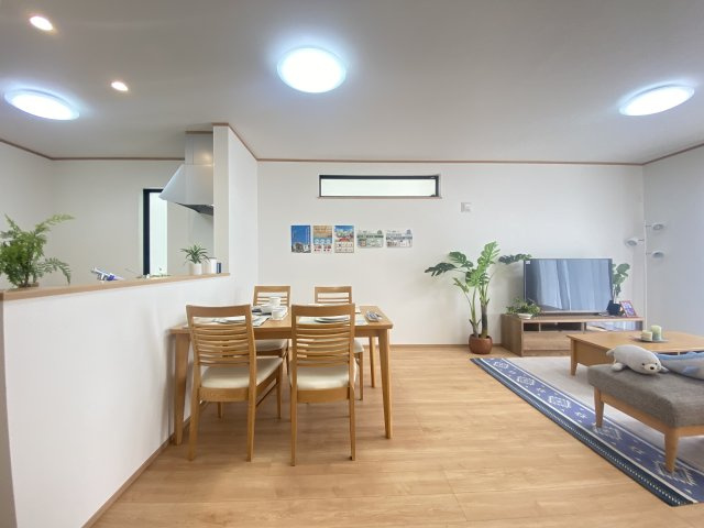 読谷村喜名（全2棟）の居間・リビング|※同仕様写真です
