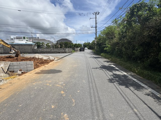 読谷村喜名（全2棟）の前面道路含む現地写真|※南東側6.3m♪