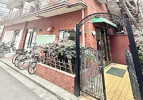 秀和マンションのエントランス