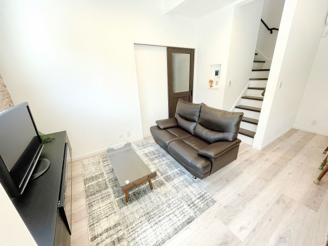 【居間・リビング】 | 川越市砂新田4丁目　新築一戸建住宅全2棟　(ふじみ野店) | リビング階段を採用。コミュニケーションあふれるお住まい。