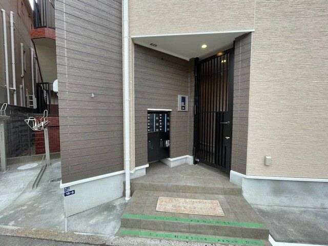 ベイホーム市川(E-202)の玄関