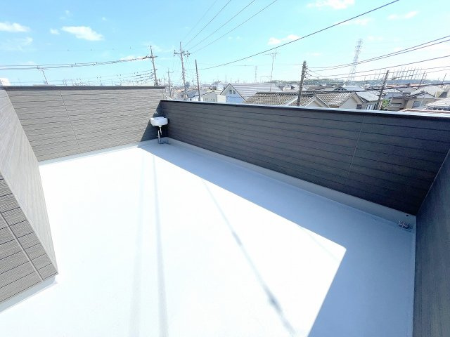 【間取り】 | 川越市砂新田4丁目　新築一戸建住宅全2棟　(ふじみ野店) | アイランドキッチン、リビング階段採用の、コミュニケーションがあふれる生活空間。パントリー、カップボード、洗面所収納、全居室収納、シューズボックス、シューズクロークと収納豊富な造り。