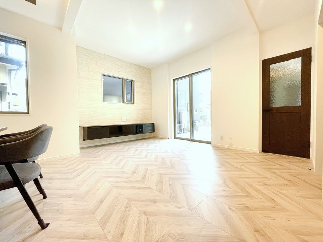 【洋室】 | 川越市砂新田4丁目　新築一戸建住宅全2棟　(ふじみ野店) | 木目調のクロスやフロアが特徴的。木のぬくもりと柔らかさが、生活空間を温かく包みます。