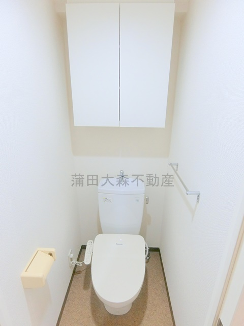 Urban　Link蒲田アーバンリンクのトイレ|棚収納に温水暖房便座付きのトイレ
