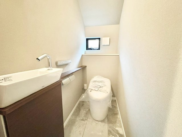 中野区大和町4丁目　新築戸建のトイレ|手洗い場を完備したタンクレスタイプを採用！収納も確保しているためペーパーなどの収納力有り！

現地ご見学希望・資料請求などお気軽にお問い合わせ下さい！
03-5990-5201