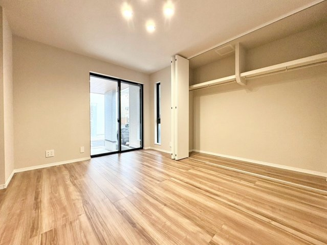 中野区大和町4丁目　新築戸建の洋室|自分だけのプライベート空間。明るく温もりを感じることができる居室です。

現地ご見学希望・資料請求などお気軽にお問い合わせ下さい！
03-5990-5201