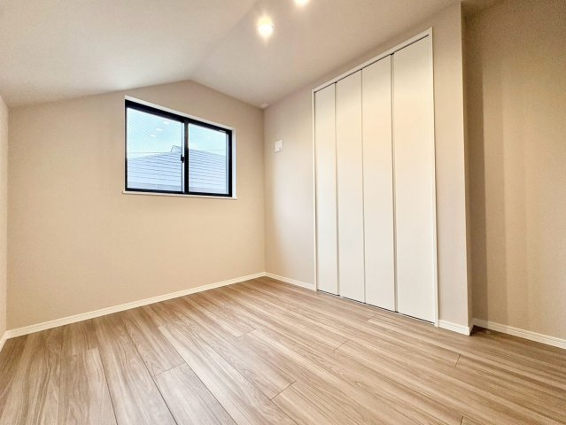 中野区大和町4丁目　新築戸建の洋室|全居室収納付きですので、お部屋を有効的に使うことが出来ます！

現地ご見学希望・資料請求などお気軽にお問い合わせ下さい！
03-5990-5201