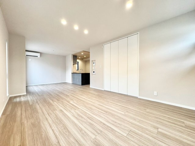 中野区大和町4丁目　新築戸建の居間・リビング|2階リビングは外からの視線が気にならない、寛ぎのプライベート空間！

現地ご見学希望・資料請求などお気軽にお問い合わせ下さい！
03-5990-5201