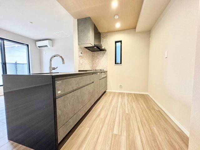 中野区大和町4丁目　新築戸建のキッチン|嬉しい対面式キッチンです。家事をしながらリビングにいるご家族とのおしゃべりも楽しめます！

現地ご見学希望・資料請求などお気軽にお問い合わせ下さい！
03-5990-5201