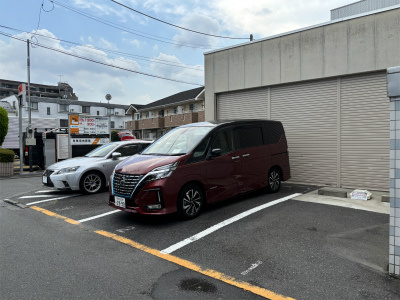 狛江市東和泉２丁目の賃貸マンションの駐車場