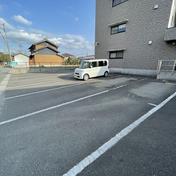 ロイヤル寿の駐車場