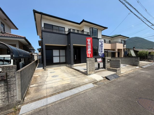 丸亀市川西町南　リフォーム戸建物件の前面道路含む現地写真